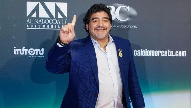 Ο Ντιέγκο Μαραντόνα θέλησε να ταξιδέψει από την Αργεντινή στο Ντουμπάι όμως δεν επιβιβάστηκε ποτέ στο αεροπλάνο. Αιτία το διαβατήριό του, αφού σύμφωνα με το σχετικό έλεγχο που έγινε, ήταν πλαστό!