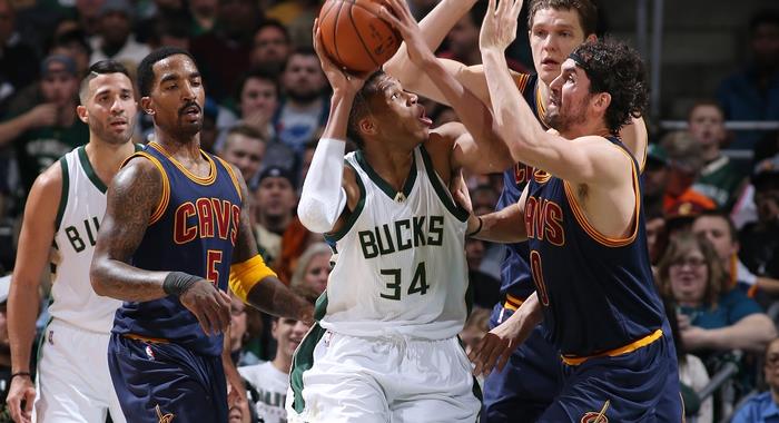 Οι Bucks του Γιάννη Αντετοκούνμπο χρειάστηκαν δύο παρατάσεις αλλά σταμάτησαν τους Cavaliers, που πήγαν στο Milwaukee έχοντας 8 σερί νίκες.