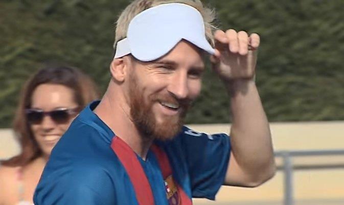 Οι Μέσι, Μπουσκέτς, Σέρχι Ρομπέρτο, Ιβάν Ράκιτιτς και Μάσιπ, προσπάθησαν να νιώσουν για λίγο όπως και τα μέλη της εθνικής ομάδας ποδοσφαίρου τυφλών της Ισπανίας, εκτελώντας πέναλτι!