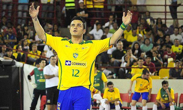 Ο καλύτερος παίκτης στην ιστορία του futsal, Φαλκάο, αποσύρθηκε από την εθνική Βραζιλίας στα 39 του. Δείτε σε ένα βίντεο γιατί είναι ο ΜΥΘΟΣ του αθλήματος.
