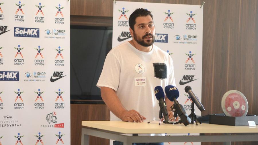 Ο Απόστολος Παρέλλης ευχαρίστησε τους χορηγούς του και τους δημοσιογράφους σε εκδήλωση που διοργάνωσε στο ΓΣΠ