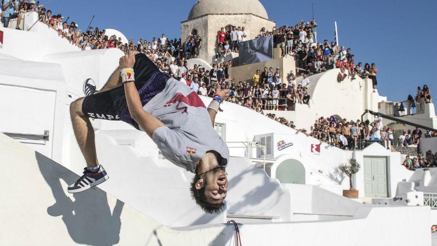 Ο Ολλανδός Bart van der Linden, εντυπωσίασε πλήθος και κριτική επιτροπή κατακτώντας τη νίκη σε έναν από τους πιο εντυπωσιακούς αγώνες στην ιστορία του παγκόσμιου freerunning διαγωνισμού, του Red Bull Art of Motion.