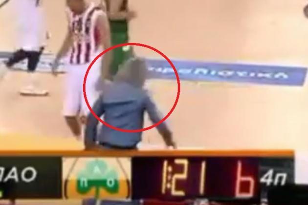 Ο γνωστός οπαδός των Ερυθρολεύκων ...οργίασε στο παιχνίδι με τον Παναθηναϊκό! Από τα πρώτα λεπτά τα έχωνε άγρια στους διαιτητές, ενώ προς στο τέλος μπούκαρε και στο παρκέ!
