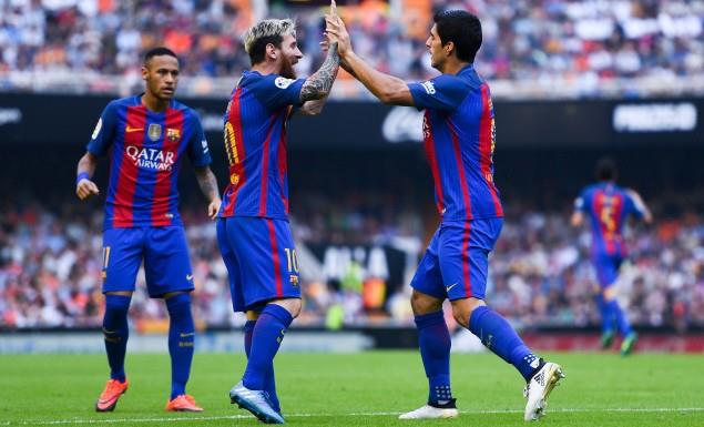 Με πέναλτι του Λιονέλ Μέσι στο 94' η Μπαρτσελόνα νίκησε 3-2 την Βαλένθια, κάνοντας ανατροπή στην ανατροπή στο "Mestalla"! Δύο γκολ ο Αργεντινός, ένα ο Λουίς Σουάρες, στο εντός έδρας ντεμπούτο του Πραντέλι (videos)