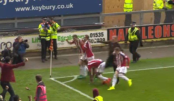 Δεν περιγράφεται, δεν υπάρχουν λέξεις να αποτυπώσουν τη σκέψη του οπαδού! Είναι τρέλα και είναι από τα πρωτόγνωρα αυτό που συνέβη στο ματς της Σέφιλντ Γιουνάιτεντ με τη Μπράντφορντ!