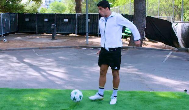 Ο Λουίς Σουάρες συμμετείχε σε μία ξεχωριστή δοκιμασία της Adidas, κάνοντας το τέλειο κοντρόλ με την μπάλα να έρχεται απ' τον... ουρανό με 104 km/h!