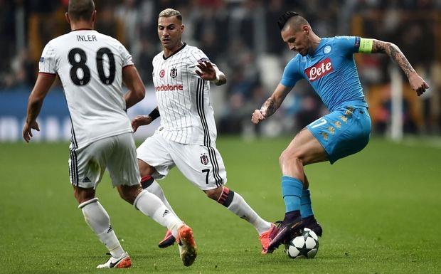 Η Μπεσίκτας άνοιξε το σκορ με πέναλτι του Κουαρέσμα, αλλά η Νάπολι με γκολάρα του Χάμσικ απάντησε και οι Ιταλοί με τον βαθμό στην Πόλη διατηρήθηκαν στην κορυφή, στην οποία όμως τους έπιασε η Μπενφίκα