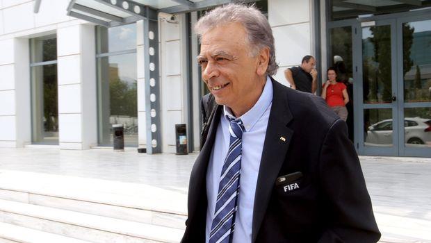 Ο εκπρόσωπος της FIFA στο ελληνικό ποδόσφαιρο υπερασπίστηκε την σύνθεση της "Επιτροπής Εξομάλυνσης" απαντώντας σε σχόλιο στον λογαριασμό που διατηρεί στο Facebook.