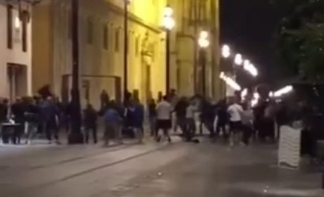 To χειρότερό τους πρόσωπο δείχνουν οι οπαδοί της Ντιναμό Ζάγκρεμπ στη Σεβίλλη κάνοντας ζημιές σε κεντρικά σημεία της πόλης!

