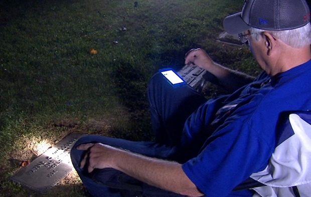 Ένας φίλαθλος των Chicago Cubs ταξίδεψε 3.500 χιλιόμετρα για να ακούσει το τελευταίο ματς των World Series μαζί με τον νεκρό πατέρα του!