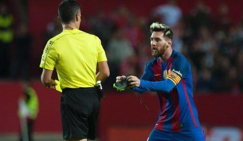 Ο Λιονέλ Μέσι «κιτρινίστηκε» για... καθυστέρηση στο παιχνίδι με τη Σεβίλλη, προσπαθώντας να πείσει τον ρέφερι ότι ήθελε απλά να βάλει το παπούτσι του και η Μπαρτσελόνα ασκεί έφεση για την αναίρεση της κάρτας
