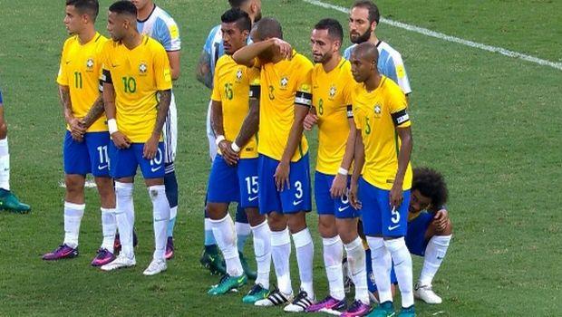 Ο Μέσι εκτέλεσε φάουλ στο 37ο λεπτό του ματς, Βραζιλία - Αργεντινή, με τον Μαρσέλο να παίρνει περίεργη θέση πίσω από το τείχος και τη φωτογραφία να γίνεται viral