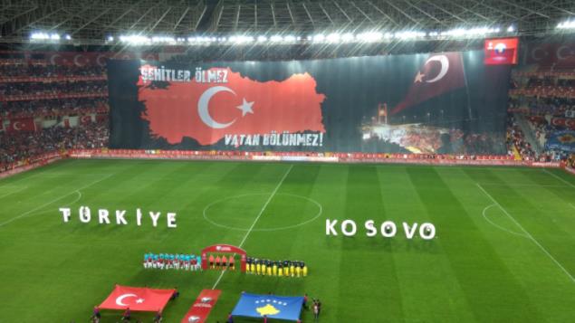 Ένα πανό με έντονες πολιτικές προεκτάσεις σηκώθηκε πριν από την σέντρα της αναμέτρησης ανάμεσα στην Τουρκία και το Κόσοβο!
