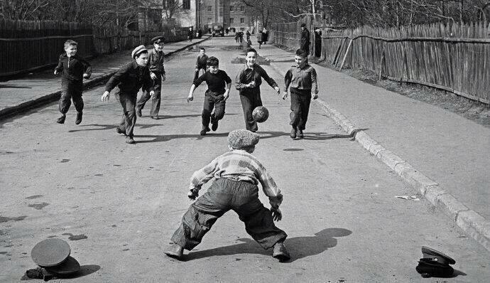 Το θυμόμαστε όλοι μας με αγάπη, συγκίνηση και τρυφερότητα. Α, ναι: και ελαφρώς λάθος…