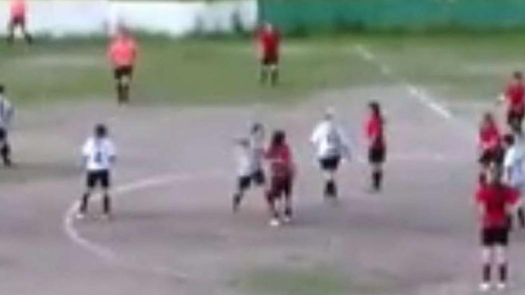 Ο τελικός των γυναικών στην δεύτερη κατηγορία της Αργεντινής στιγματίστηκε από την επίθεση μιας αθλήτριας της Bella Vista, η οποία γρονθοκόπισε την αντίπαλό της!