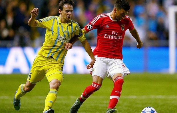 Η Αστάνα προηγήθηκε 2-0, αλλά η Μπενφίκα με τέρματα του Ραούλ Χιμένες πήρε την ισοπαλία (2-2) και περιμένει το Ατλέτικο - Γαλατάσαράι (21:45) για να εξασφαλίσει πρόκριση. Μόνο ισοπαλίες στο Καζακστάν