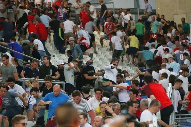 Το ποδόσφαιρο στην Αγγλία δεν είναι μόνο οι γεμάτες εξέδρες και το ήρεμο κλίμα. Για την ακρίβεια, οι χούλιγκανς κάνουν κουμάντο στην Premier League κι όχι μόνο