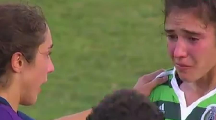 Είναι δίδυμες όμως η μία αγωνίζεται με την Κ-20 των ΗΠΑ και η άλλη με την ομάδα του Μεξικού. Έτυχε να κοντραριστούν οι δύο χώρες, με τις ΗΠΑ να επικρατούν δύσκολα με 2-1. Αυτό που ακολούθησε δεν περιγράφεται με λόγια. Δείτε το VIDEO.