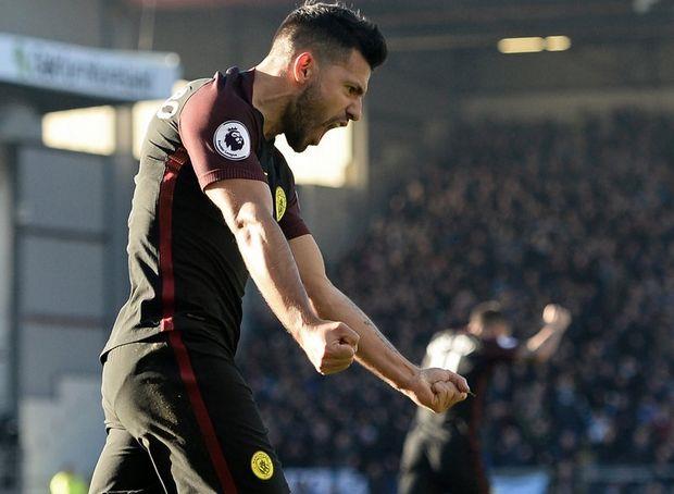 Η Μάντσεστερ Σίτι πήρε τρίτη σερί εκτός έδρας νίκη στην Premier League, επικρατώντας της Μπέρνλι στο "Turf Moor" με 2-1, κάνοντας μάλιστα ανατροπή χάρη στα τέρματα του Σέρχιο Αγκουέρο (video)