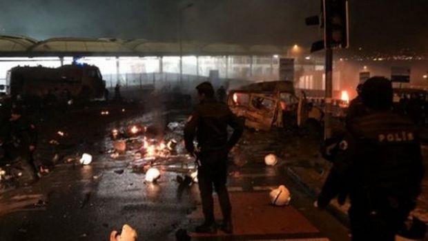 Σε τουλάχιστον 29 ανέρχονται οι νεκροί, εκ των οποίων οι 27 αστυνομικοί και 166 ακόμη οι τραυματίες από τη διπλή βομβιστική επίθεση που έπληξε το βράδυ του Σαββάτου την Κωνσταντινούπολη, έξω από το στάδιο της Μπεσίκτας, σύμφωνα με νεότερο απολογισμό που ανακοίνωσε ο υπουργός Εσωτερικών της Τουρκίας Σουλεϊμάν Σοϊλού