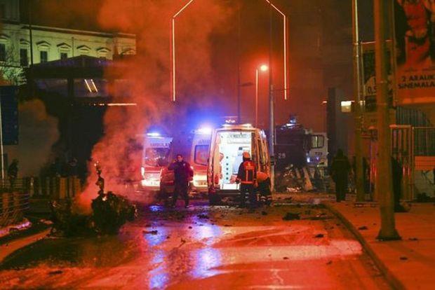 Η Ηurriyet και τα υπόλοιπα μεγάλα δίχτυα της Τουρκίας μεταδίδουν ένα συγκλονιστικό βίντεο από τη στιγμή του μακελειού έξω από το γήπεδο της Μπεσίκτας