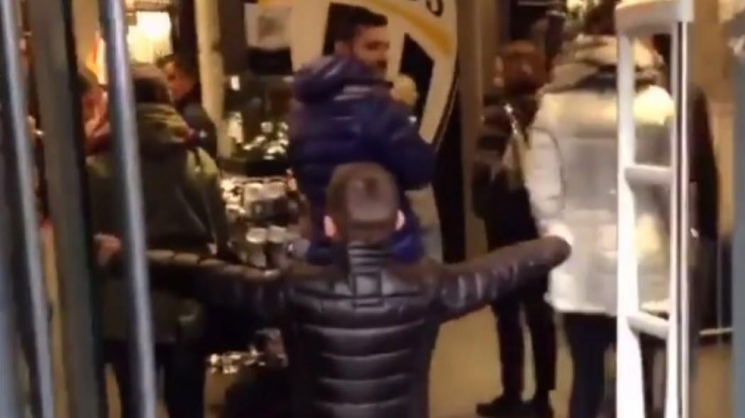 Ένας... ατρόμητος νεαρός οπαδός της Νάπολι τόλμησε να μπει σε μπουτίκ της Γιουβέντους και να φωνάξει συνθήματα υπέρ της ομάδας του...

