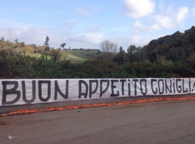 Οι ήττες από Μπαρτσελόνα και Αταλάντα εξόργισαν τους οπαδούς της Ρόμα, με 50 από αυτούς να επισκέπτονται το προπονητικό κέντρο στην Τριγκόρια και να διαμαρτύρονται με... καρότα!