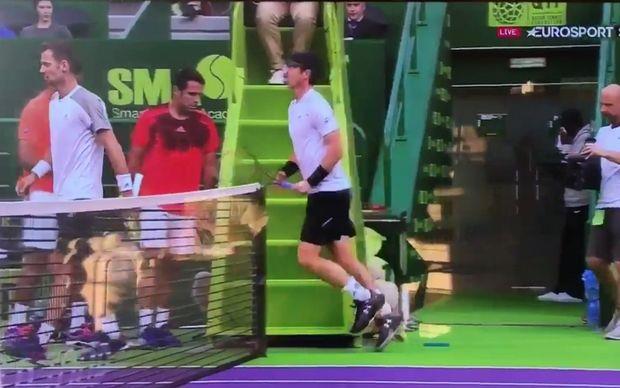 Αφηρημένος ήταν ο Άντι Μάρεϊ στην Ντόχα και αφού αρχικά μπέρδεψε τις πλευρές στη συνέχεια παραλίγο να "φάει" μία επικών διαστάσεων τούμπα