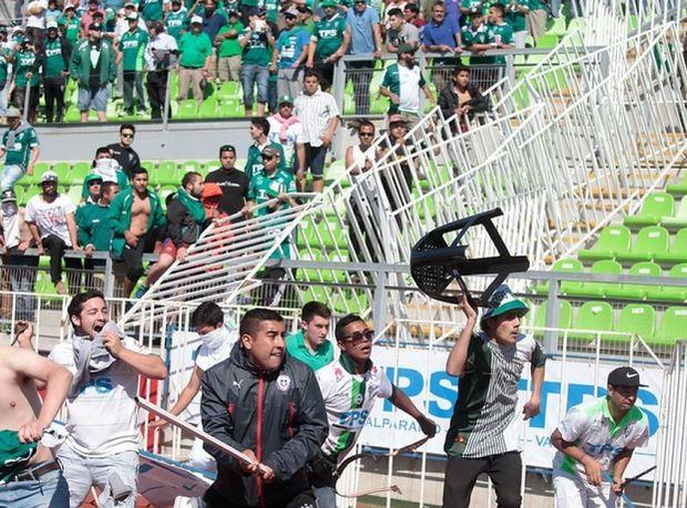 Το ματς Σαντιάγκο Γουόντερερς - Κόλο Κόλο δεν διεξήχθη ποτέ, αφού οι οπαδοί των δύο ομάδων συγκρούονταν σε όλο το Βαλπαραΐσο και εισέβαλαν στον αγωνιστικό χώρο λίγο πριν τη σέντρα. Τραυματίας μέχρι και από σφαίρα... (VIDEO)  