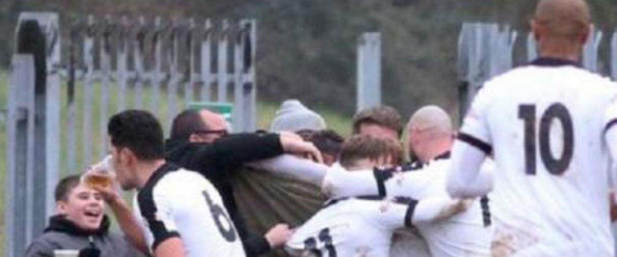 Δεν έχει προηγούμενο ο πανηγυρισμός του Τζέισον Λι της Κόρμπι Τάουν, ο οποίος αντί να πανηγυρίσει με τους συμπαίκτες του το γκολ της ομάδας, άρπαξε το ποτό ενός οπαδού και άρχισε να πίνει σαν να μην τρέχει τίποτα!