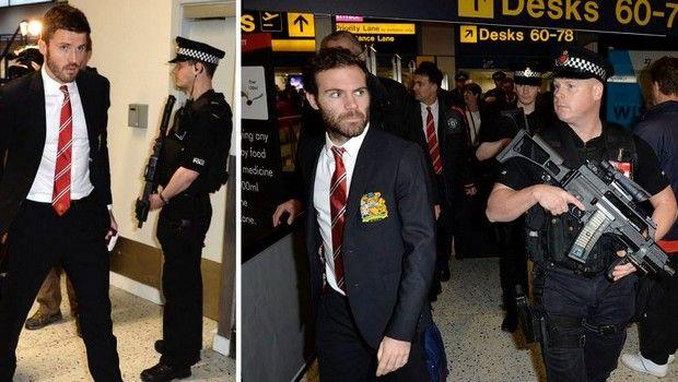 Η Μάντσεστερ Γιουνάιτεντ αναχώρησε για τη Γερμανία για το ματς-τελικό με τη Βόλφσμπουργκ χωρίς δύο σημαντικά στελέχη της, με το αεροδρόμιο του Μάντσεστερ να κατακλύζεται μάλιστα από ένοπλους αστυνομικούς (φωτογραφίες).