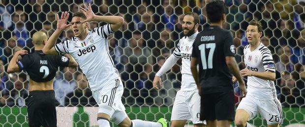 Η Πόρτο έπαιζε με 10 παίκτες από το 27' και ο Ίκερ Κασίγιας "λύγισε" λίγο μετά το 70', δέχτηκε δύο γκολ σε ένα τρίλεπτο και η Γιουβέντους νίκησε 2-0 στο "Dragao"