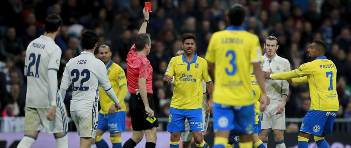 Μετανιωμένος δείχνει να είναι ο Γκάρεθ Μπέιλ μετά την κόκκινη κάρτα που αντίκρισε στο παιχνίδι πρωταθλήματος με τη Λας Πάλμας