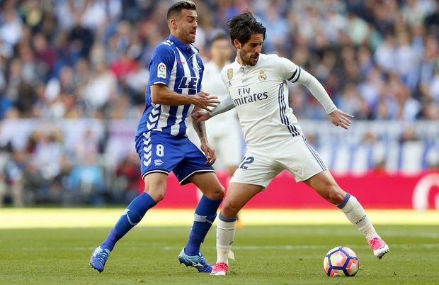 Η Ρεάλ νίκησε 3-0 στη Μαδρίτη την Αλαβές και θα διατηρηθεί μόνη στην κορυφή και μετά την 29η αγωνιστική, ενώ η Σεβίλλη έχασε βαθμούς απ΄τη Χιχόν και την έπιασε η Ατλέτικο στην 3η θέση