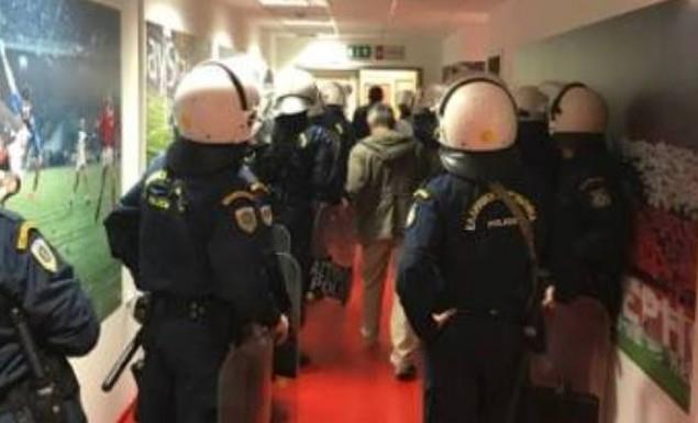 Πληροφορίες από την πλευρά της αστυνομίας κάνουν λόγο για επίθεση στο διαιτητικό τιμ, η οποία προκάλεσε και την επέμβασή της.