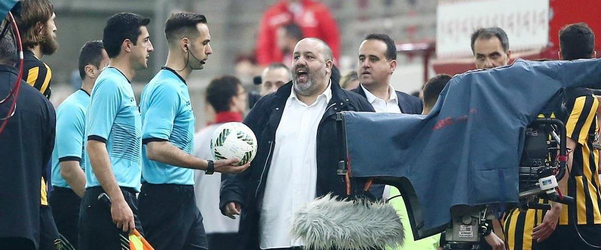 Η Πειθαρχική Επιτροπή της ΕΠΟ επέβαλε πρόστιμο 150.000 ευρώ και ποινή τεσσάρων αγωνιστικών στον Ολυμπιακό για τα όσα έγιναν στον ημιτελικό Κυπέλλου με την ΑΕΚ.
