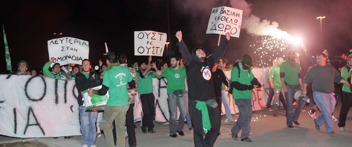Η κόντρα του Δώρου Σεραφείμ με τη Θύρα 9 έφτασε στα άκρα της στα τέλη του 2007, τη στιγμή που κορυφωνόταν η προεκλογική εκστρατεία του Δημήτρη Χριστόφια, ο οποίος λέγεται πως έπαιξε σημαντικό ρόλο στην τότε διοικητική αλλαγή  στο «τριφύλλι»