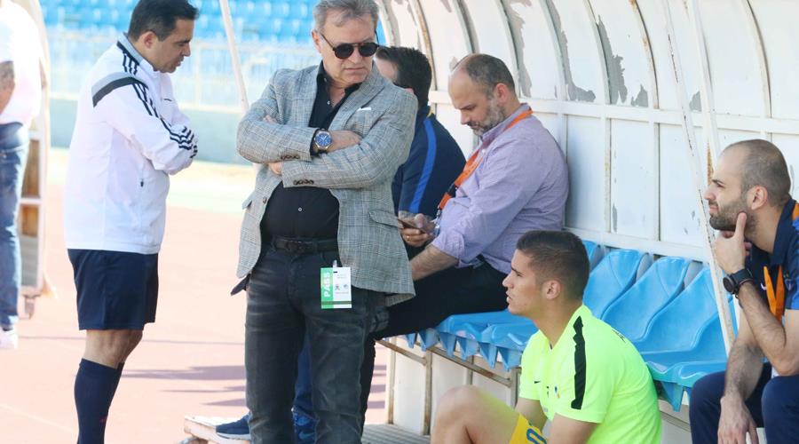 Ολιγόλεπτη συνομιλία είχαν πριν τον πρώτο ημιτελικό αγώνα κυπέλλου με τη Δόξα ο πρόεδρος του ΑΠΟΕΛ, Πρόδρομος Πετρίδης με τον Πιέρο Σωτηρίου.