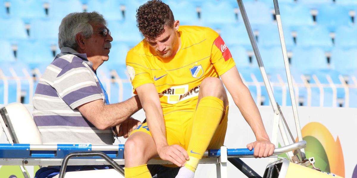 Στραβοπάτησε και αποχώρησε με πόνους στον αστράγαλο ο αμυντικός του ΑΠΟΕΛ 