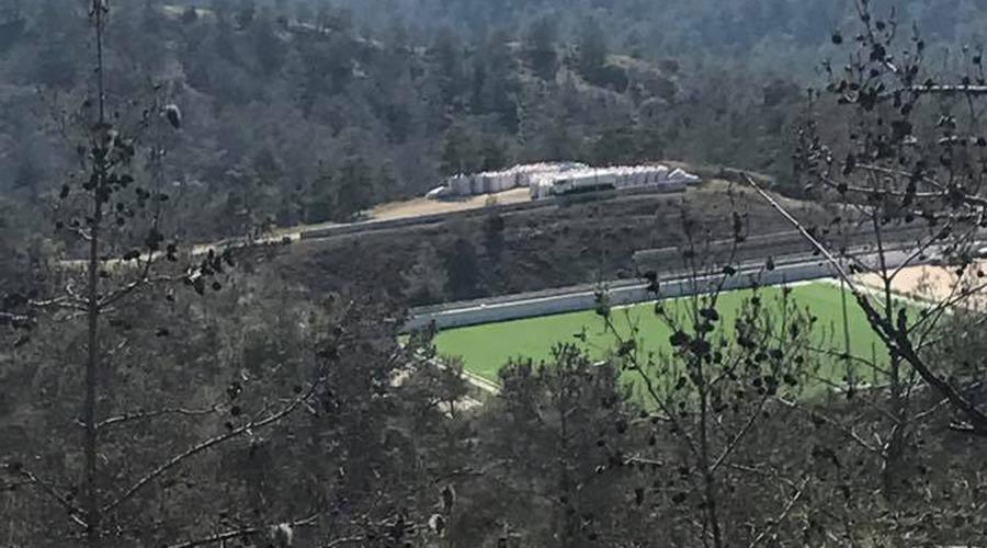 Γήπεδο-στολίδι ανάμεσα στα βουνά του Μαχαιρά - Ολοκληρώνεται η τοποθέτηση τεχνητού χλοοτάπητα