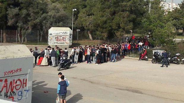 Χαμός στα εκδοτήρια του Σταδίου Ειρήνης και Φιλίας για ένα εισιτήριο για το πέμπτο παιχνίδι του Ολυμπιακού με την Αναντολού Εφές (Τρίτη 2/5, 21:00).

