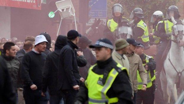 Το ντέρμπι του Βορείου Λονδίνου μεταξύ της Τότεναμ και της Άρσεναλ ξεκίνησε... νωρίς, με οπαδούς των δύο ομάδων να παίρνουν μέρος σε επεισόδια εκτός γηπέδου