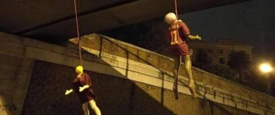 Οπαδοί στη Ρώμη πάντως, ξεπέρασαν κάθε επίπεδο χουλιγκανισμού, καθώς κρέμασαν κέρινα ομοιώματα ποδοσφαιριστών της Ρόμα μαζί με ένα άκρως επιθετικό πανό