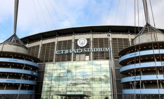 Η αγγλική ομοσπονδία επέβαλλε ποινή απαγόρευσης μεταγραφών στη Μάντσεστερ Σίτι σε επίπεδο ακαδημιών και πρόστιμο 300.000 λιρών, λόγω παράνομης προσέγγισης ανήλικων ποδοσφαιριστών.
