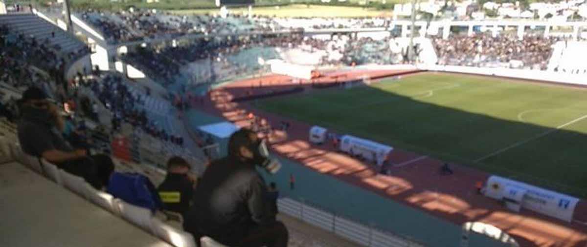 Επική φωτογραφία φιλάθλου από το Πανθεσσαλικό λίγο πριν τον τελικό κυπέλλου ΑΕΚ-ΠΑΟΚ