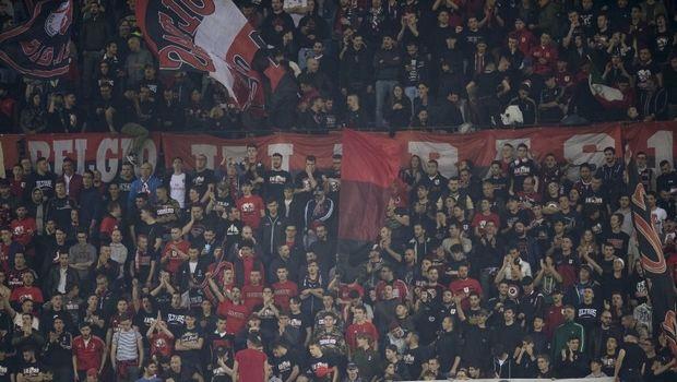 Oι οργανωμένοι οπαδοί της Μίλαν ανήρτησαν ένα πανό αποτίοντας φόρο τιμής στον εμβληματικό αρχηγό της Ρόμα, Φραντσέσκο Τότι