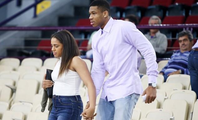 Ο Γιάννης Αντετοκούνμπο πήρε θέση στις courtseats του ΣΕΦ, για το ματς του Ολυμπιακού με τον Άρη, συνοδευόμενος από την κοπέλα του και τον αδερφό του, Κώστα.