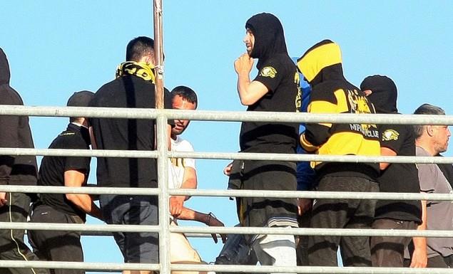 Σε νοσοκομείο του Βόλου διαπιστώθηκε ότι βρίσκεται και νοσηλεύεται φρουρούμενος ο 25χρονος χούλιγκαν της ΑΕΚ που εικονίζεται σε βίντεο να κρατάει μαχαίρι και να κτυπά οπαδούς του ΠΑΟΚ πριν τον τελικό.