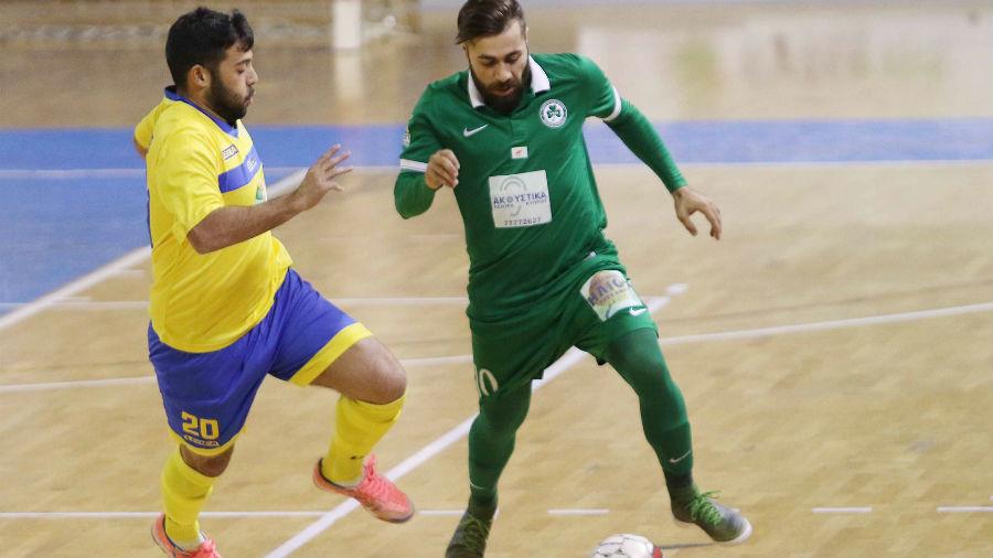 Στιγμιότυπο από το σημερινό παιχνίδι μεταξύ της Ομόνοιας με το ΑΠΟΕΛ.
