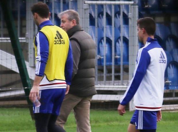 Ο Ρομάν Αμπράμοβιτς έδωσε το παρών στην πρώτη προπόνηση της Τσέλσι μετά την απομάκρυνση του Ζοζέ Μουρίνιο από την τεχνική ηγεσία της ομάδας. Έκανε ομιλία στο ποδοσφαιρικό τμήμα.